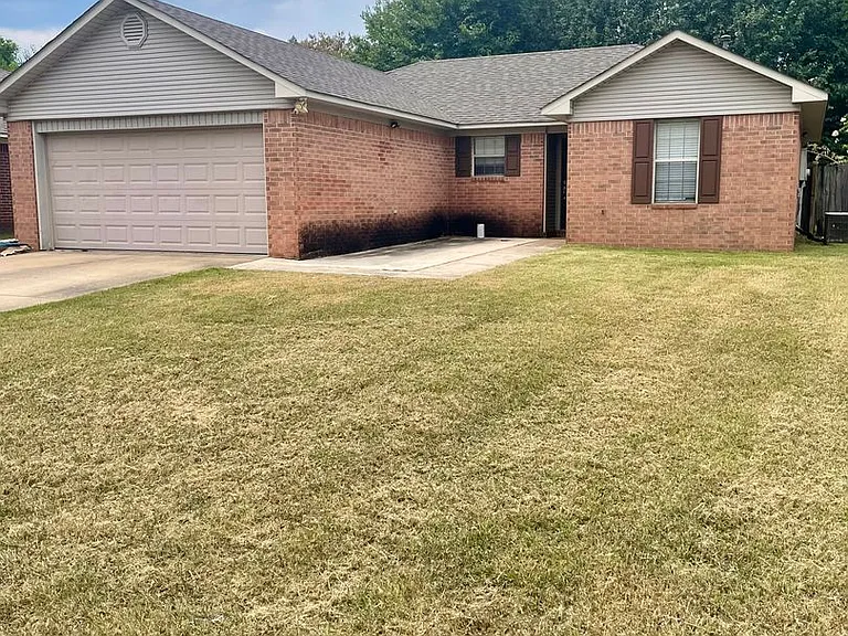 1425 Joyner Dr — Photo 1