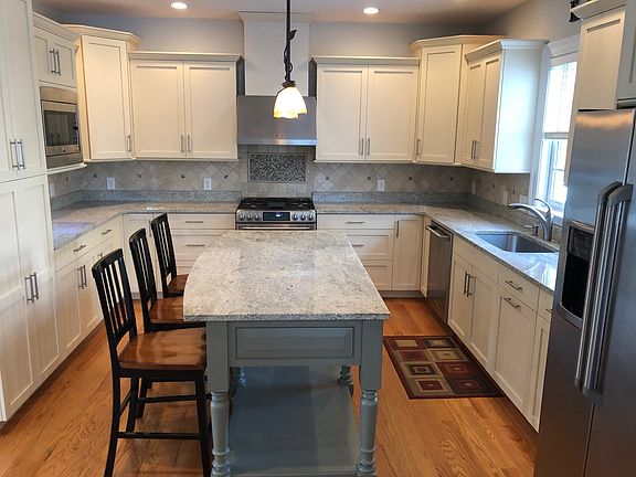 Kitchen, Island w/ Granite