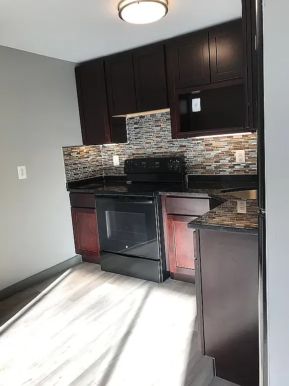 2 bed, 950 sqft, $1,600 — Photo 2
