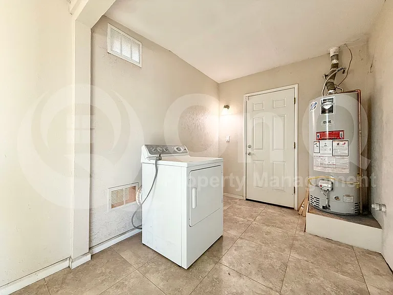 445 E Beatryce St — Photo 18