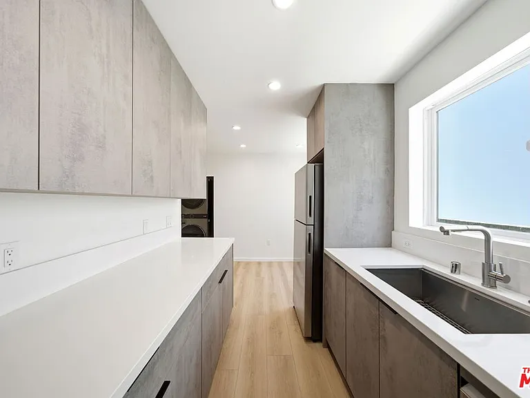 333 6th Ave #B — Photo 9