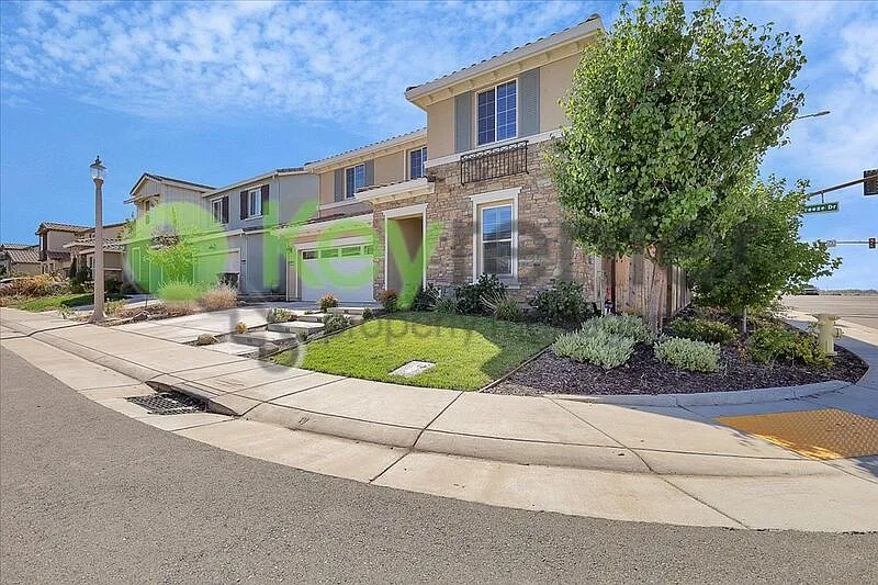 5 bed, 2.5 bath, 2833 sqft, $3,700 — Photo 3