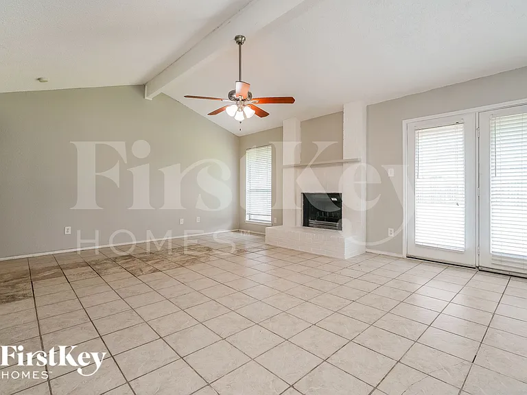5304 Tamarack Ct — Photo 3
