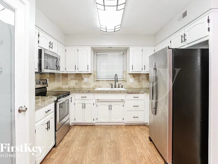 308 Oak St W — Photo 8