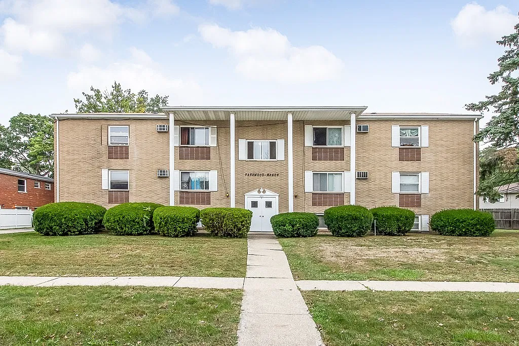 920 Kingsway Drive — Photo 1