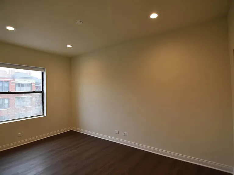 1906 W Montrose Ave #3 — Photo 4