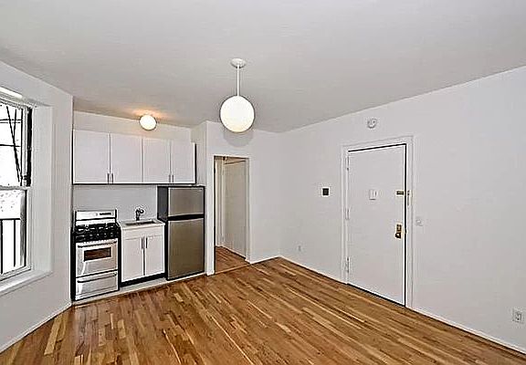 2nd image of 82 Washington Pl APT 6A