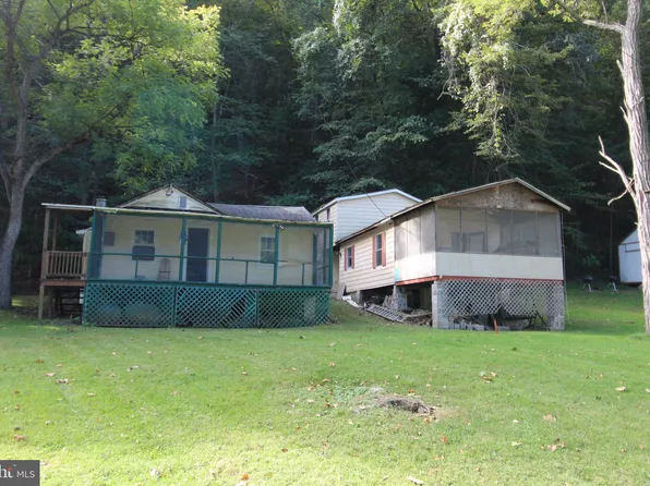 30 Jade Ct, Great Cacapon, WV 25422