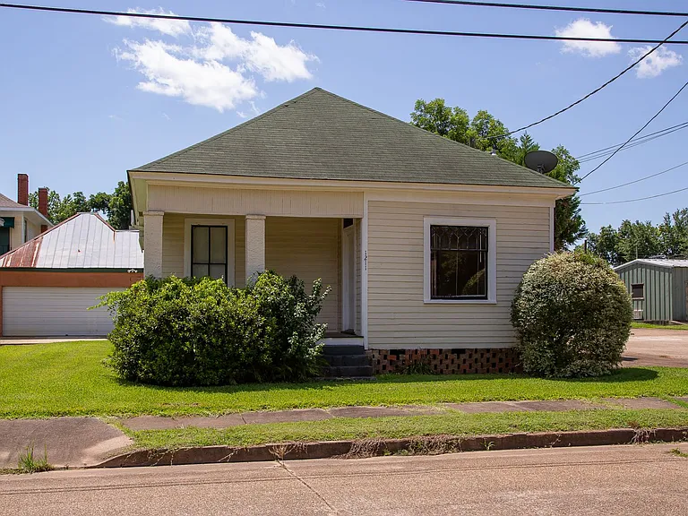 1211 Holly St — Photo 2