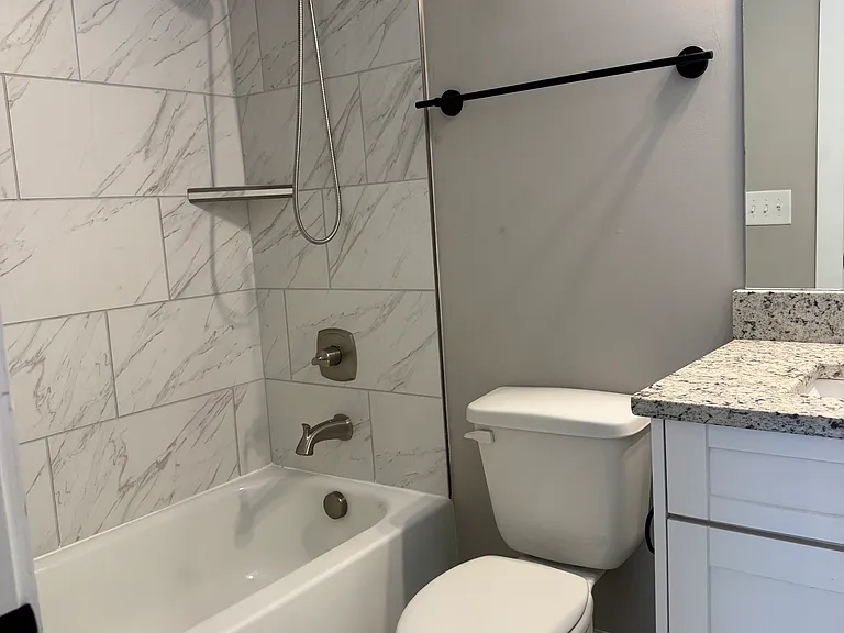 1121 Lawrence Ave #7 — Photo 20
