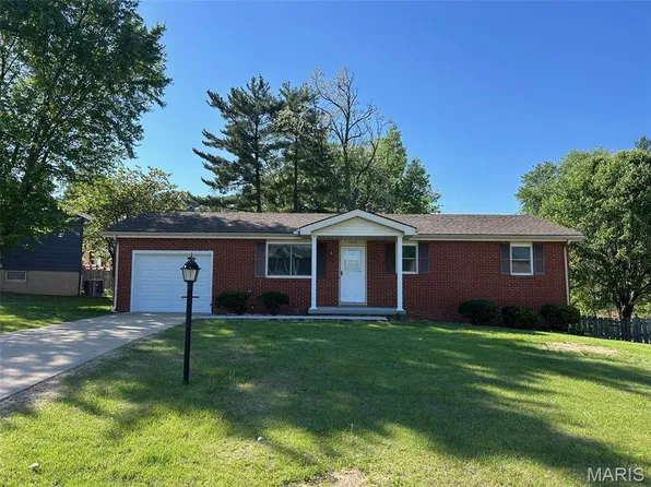 1523 Colonial Dr, Godfrey, IL 62035