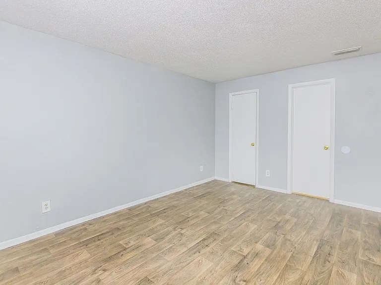 Crown Pointe Apartments — Photo 30