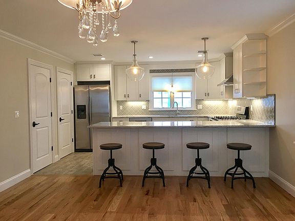 Kitchen w/ breakfast bar