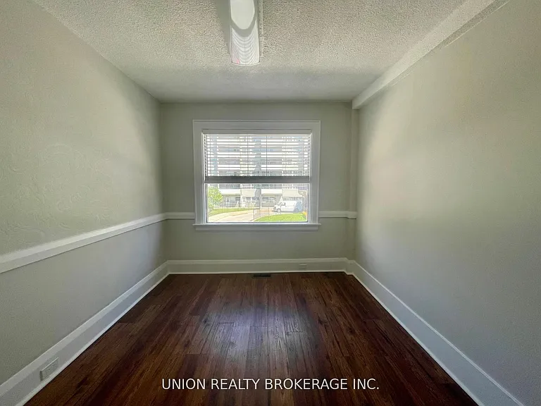 331 Eglinton Ave E #UPPER — Photo 8