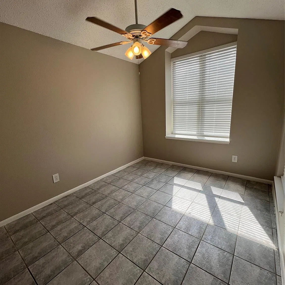 3 bed, 1.5 bath, 1358 sqft, $1,650 — Photo 3