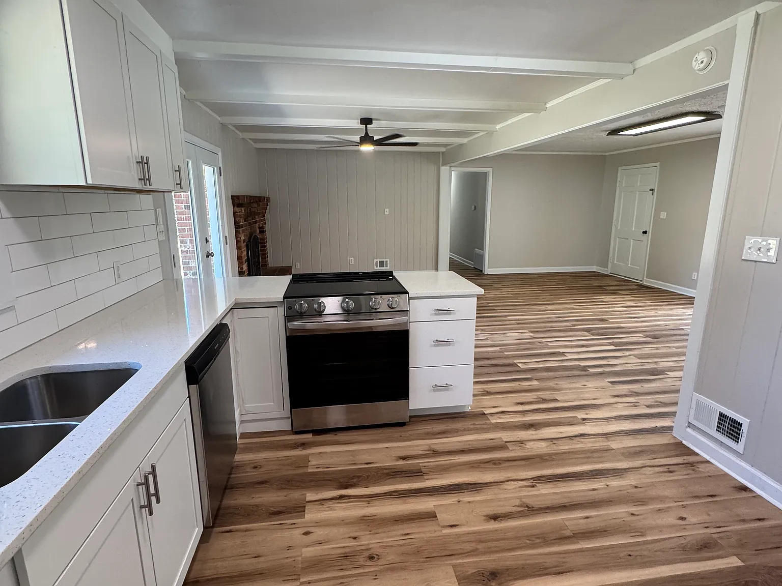 3 bed, 1396 sqft, $1,975 — Photo 2
