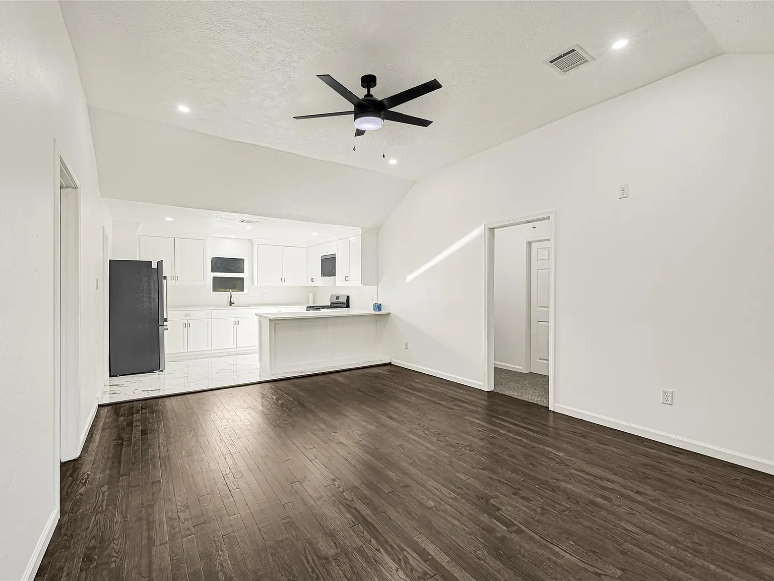 3 bed, 2.0 bath, 1450 sqft, $2,000 — Photo 4