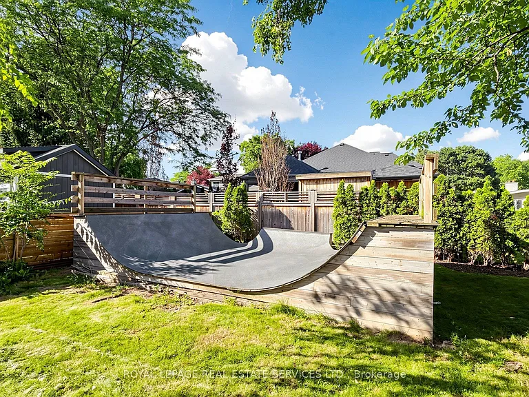 255 Oakwood Cres — Photo 42