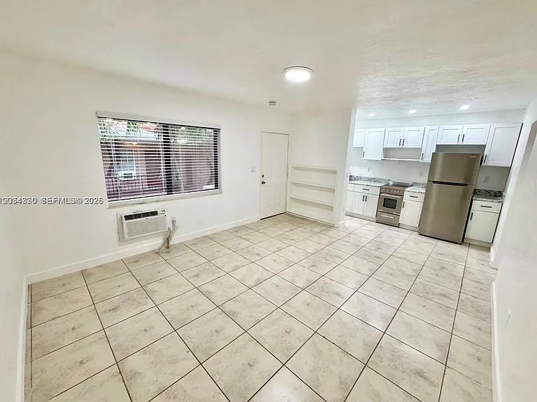 550 SW 10th St #6 — Photo 2