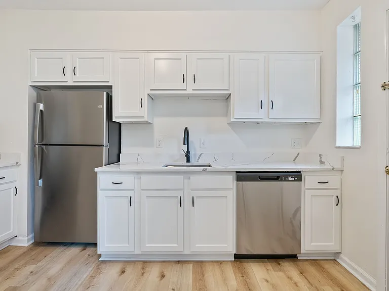 Charming & Fully Updated 2 Bed/1 Bath Home In Heart Of Beechview — Photo 9