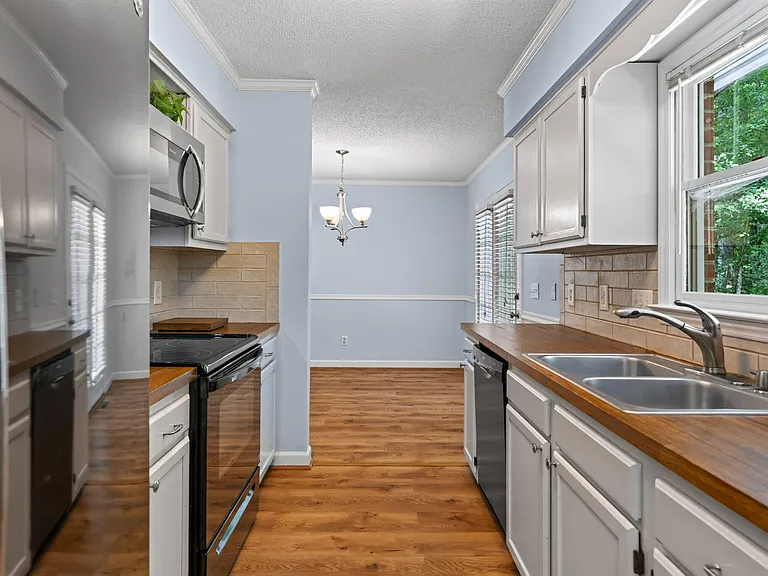 1249 Skyview Dr — Photo 17