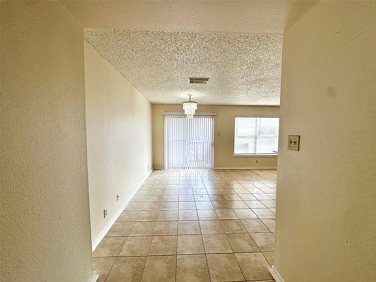 8818 Roquefort — Photo 11