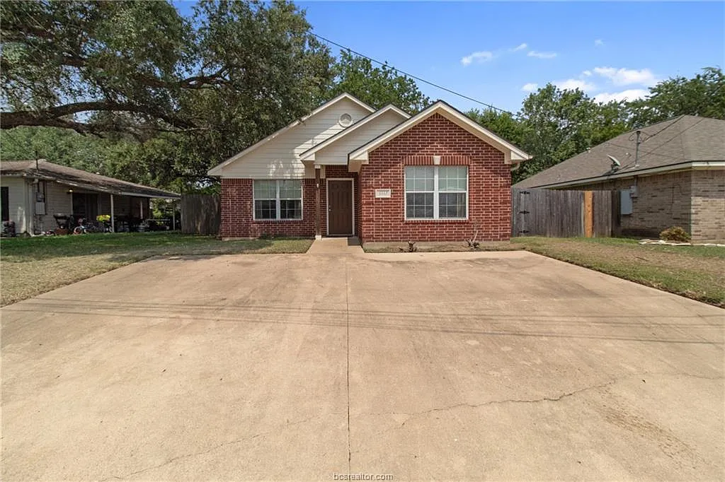 3 bed, 1324 sqft, $2,250 — Photo 2