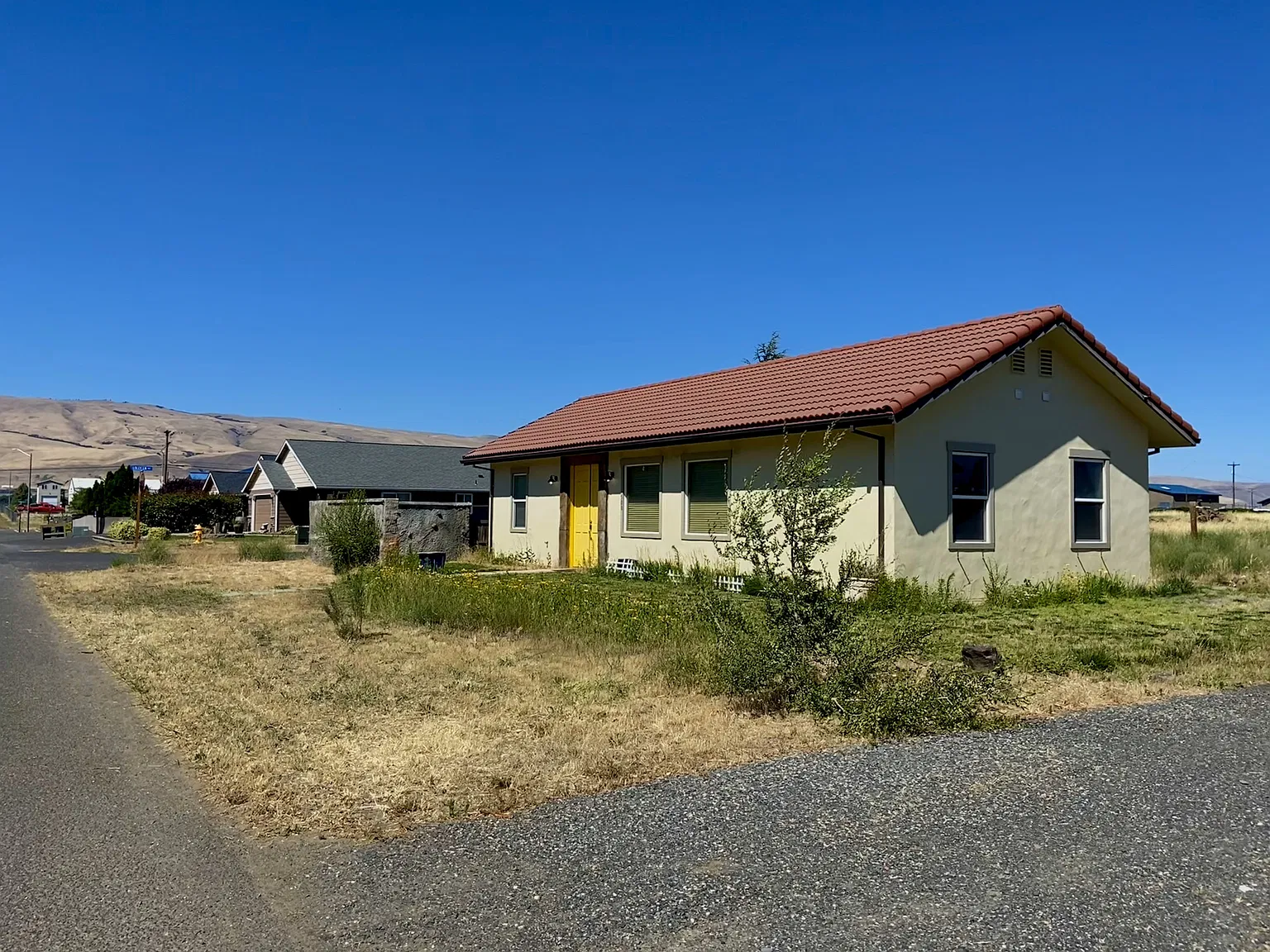 3 bed, 1000 sqft, $1,900 — Photo 1
