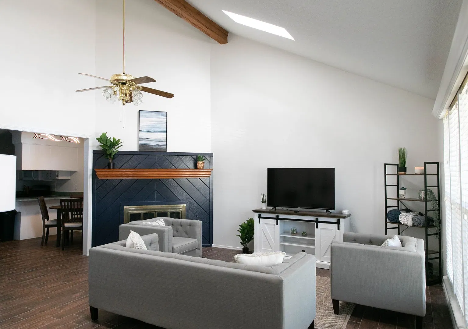 Charming 2-Bedroom, 2-Bathroom Townhouse in Western Plateau — Photo 1