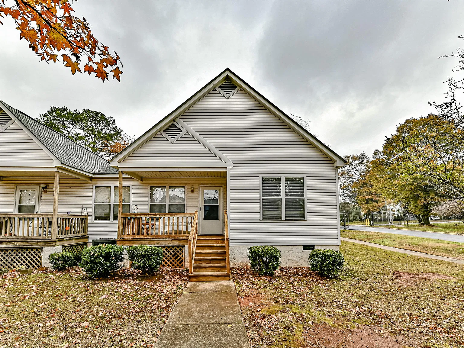 300 Hoskins Mill Ln — Photo 1