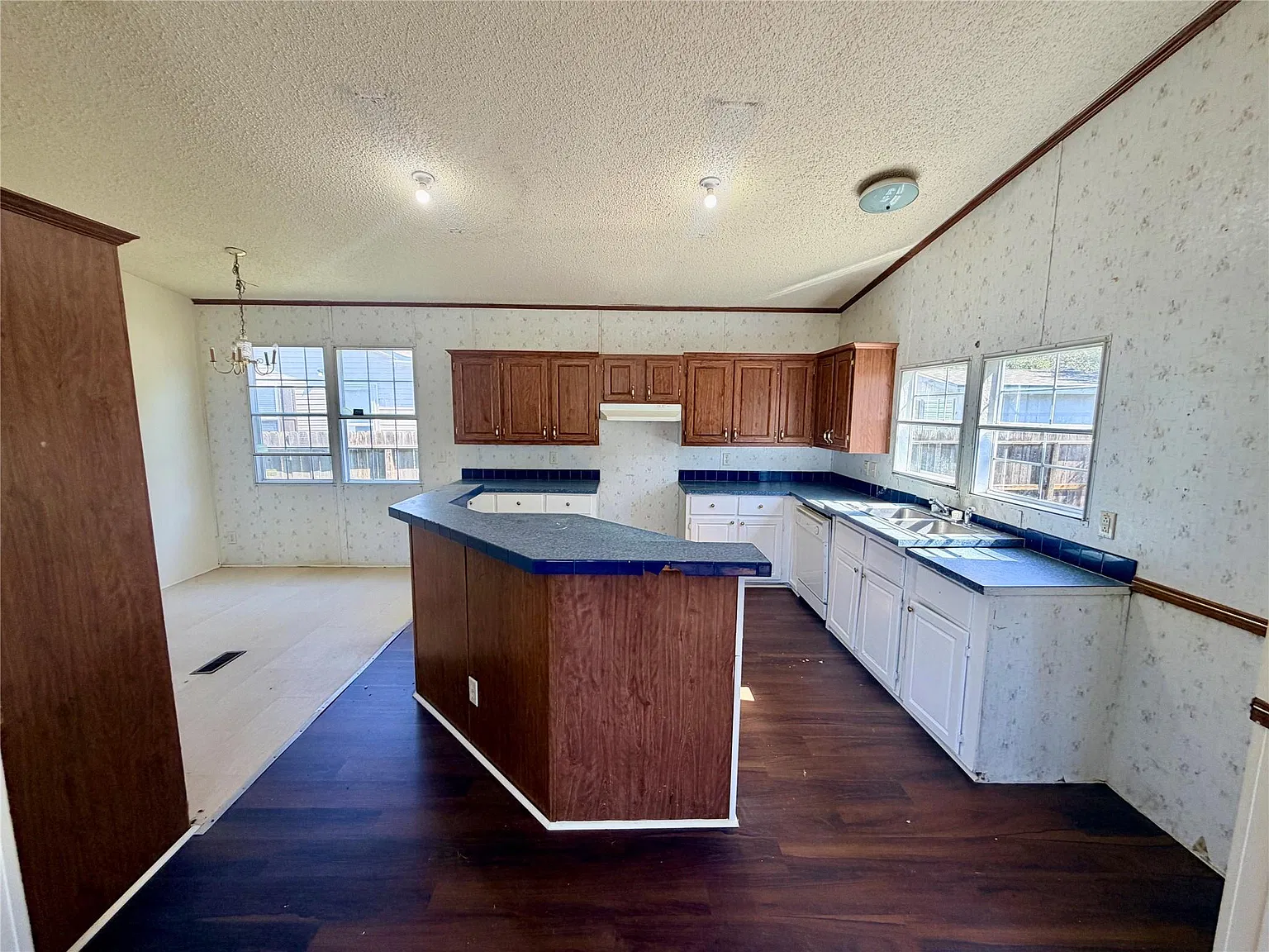 4 bed, 2.0 bath, 1792 sqft, $1,650 — Photo 2