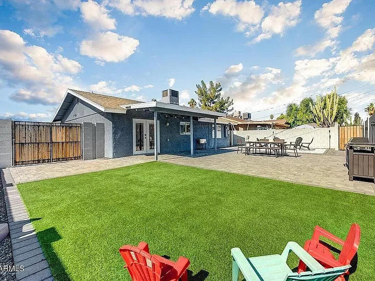 2217 N Sunset Dr — Photo 16