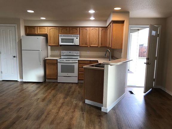 2nd image of 818 Summit Ave #C