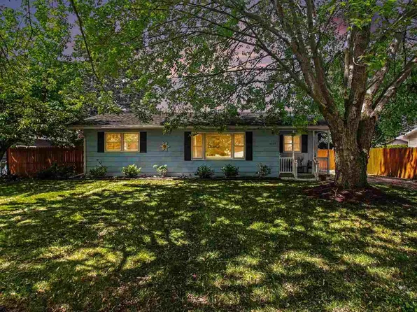 1105 Grant St, Charlevoix, MI 49720