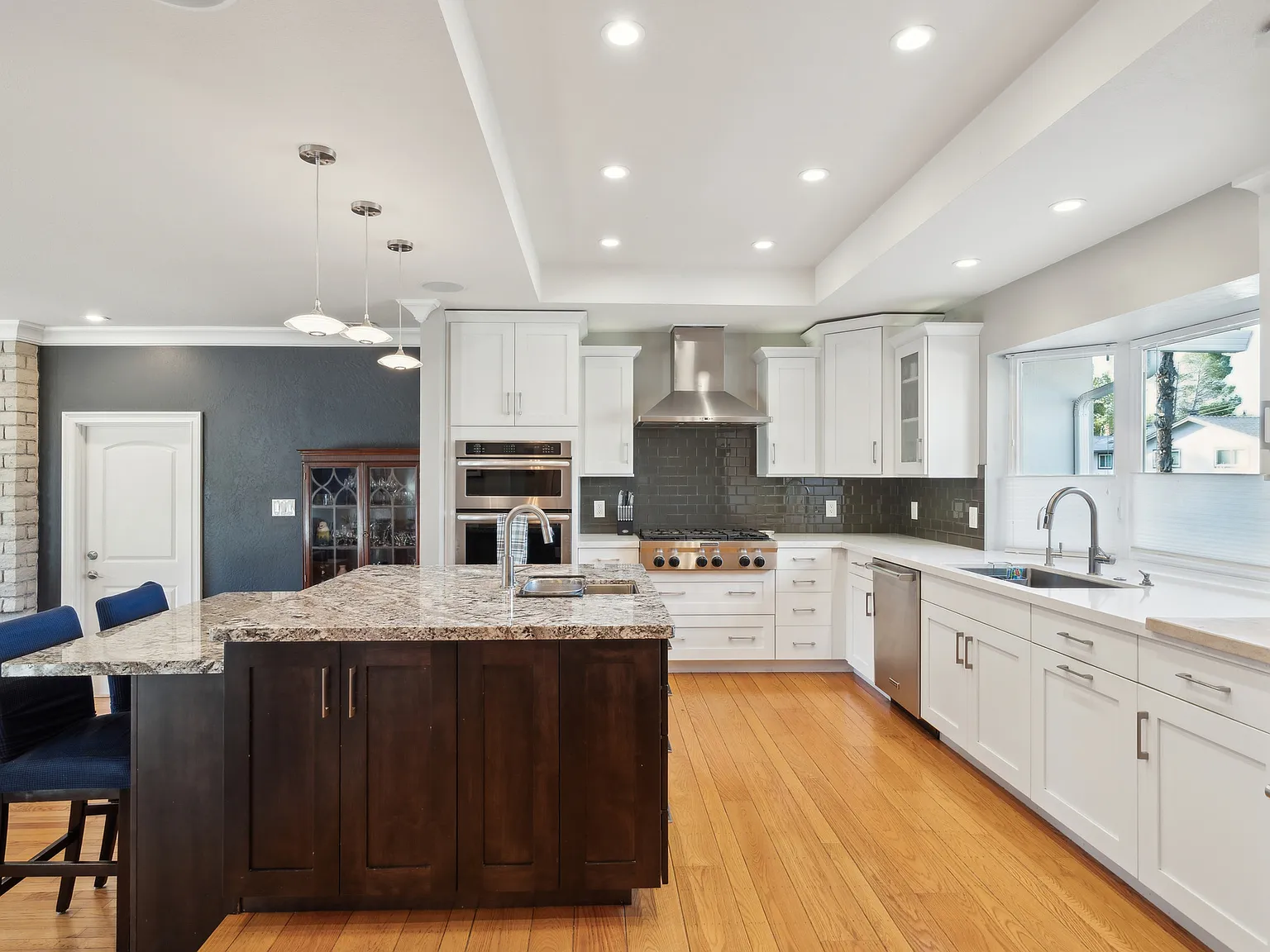 1204 Claiborne Dr — Photo 2