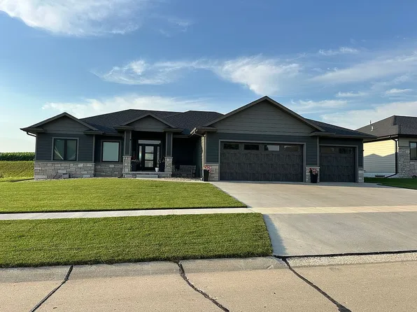 1245 Pga Dr, Le Mars, IA 51031