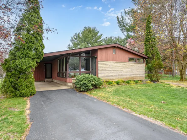 471 N 10th St, Plainwell, MI 49080