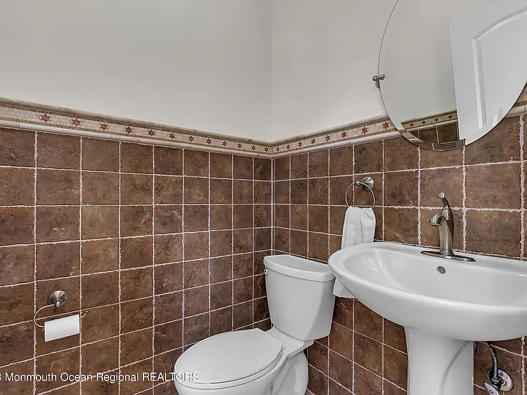 1607 Holbrook St — Photo 7