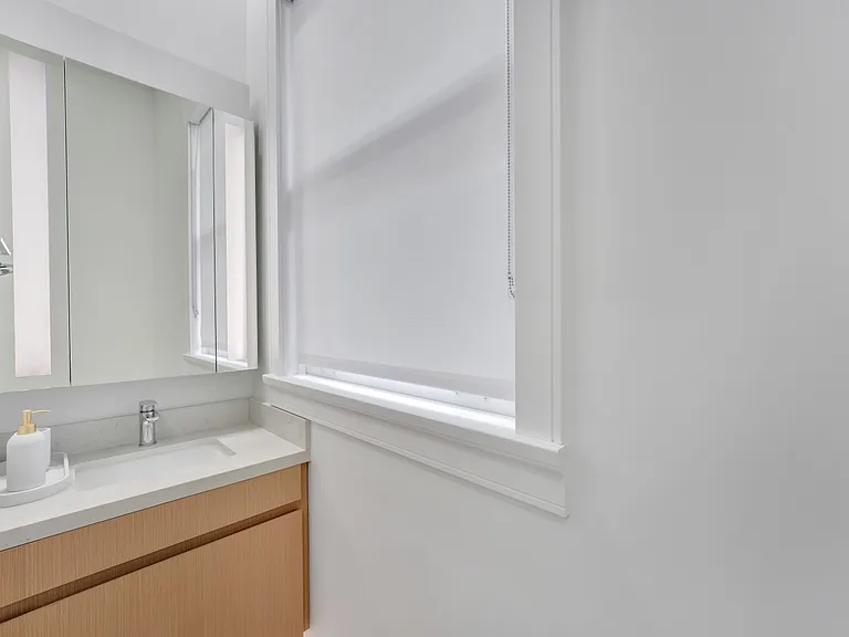 955B Nicola St — Photo 4