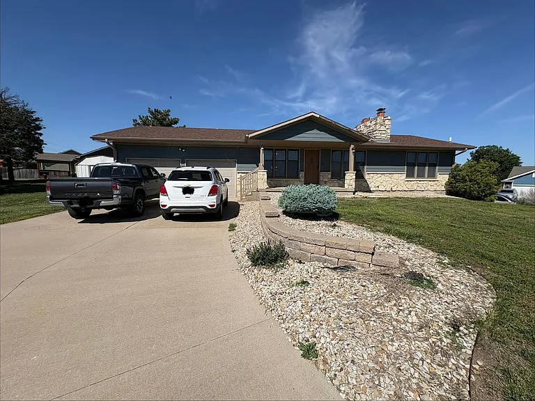 4676 N Dwight Dr — Photo 2