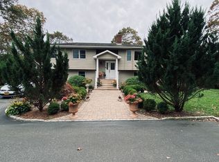 9 Loetscher Ln, Hampton Bays, NY 11946