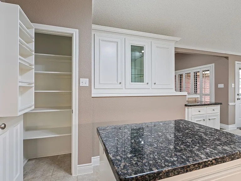 410 Live Oak Ln — Photo 13