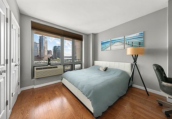 5th image of 5-49 Borden Ave #6M