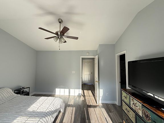 2nd image of 3781 Winborne Ln Room 1