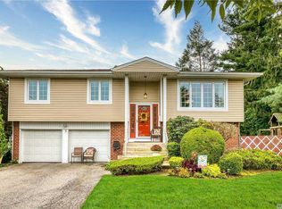 3 Susan Ct, Plainview, NY 11803