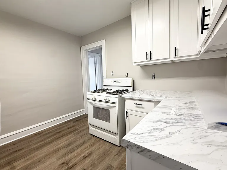 221 N Pinckney St — Photo 11