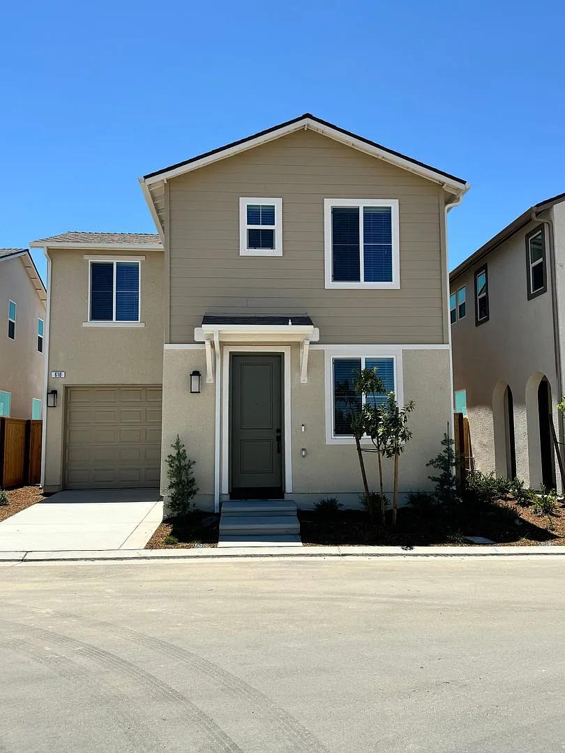 Like New 3 Bedroom 2.5 Bathroom Home Available 11/1/26 — Photo 1