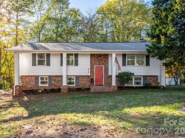 1185 10th Street Place Cir NW, Hickory, NC 28601