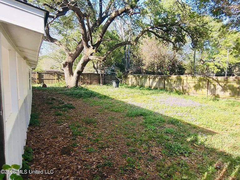 2110 Woodmont St — Photo 12