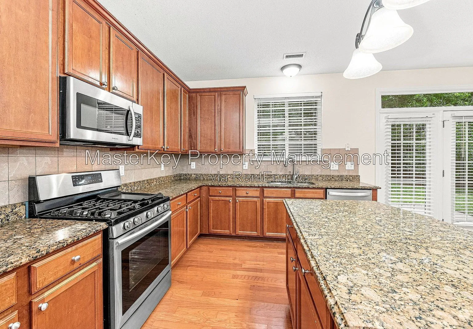 3 bed, 2.5 bath, 2401 sqft, $2,295 — Photo 3